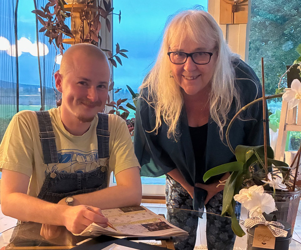 Leo Hultén och Berit Gedda vid korsordet